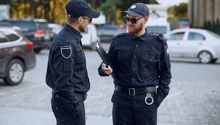 policias hablando sobre si puede un abogado solicitar el atestado en nombre de la victima