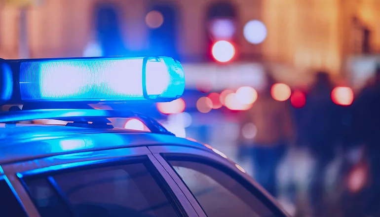 luza zul de coche de policias en un accidente de tráfico para redactar el atestado policial